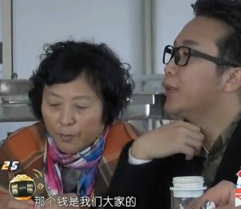 刘语熙直播室落泪，心酸经历被李玉刚翻包查账，给李妈妈买食物竟成错误？