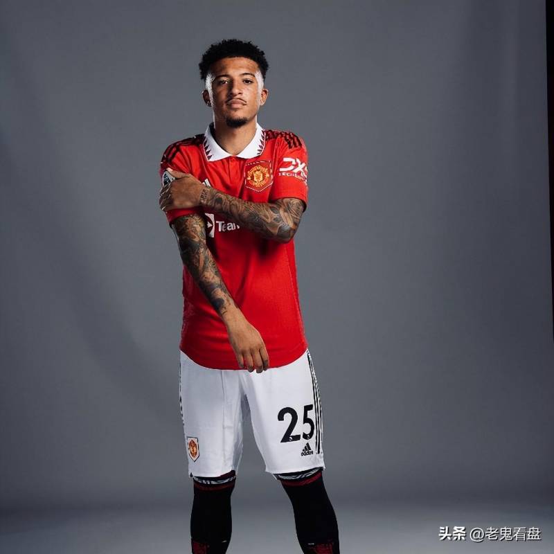 PhilJones4菲尔琼斯微博发声，曼联一线队竞争激烈，我将何去何从？ 参考内容，曼联增兵后人满为患，菲尔琼斯惨被踢出一线队更衣室，未来动向引关注。