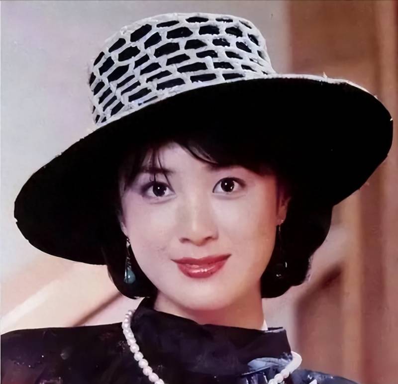 傅艺伟为啥入狱呢？曾被誉为“第一古装美人”，演艺事业巅峰却锒铛入狱，59岁再遭痛失爱子之殇