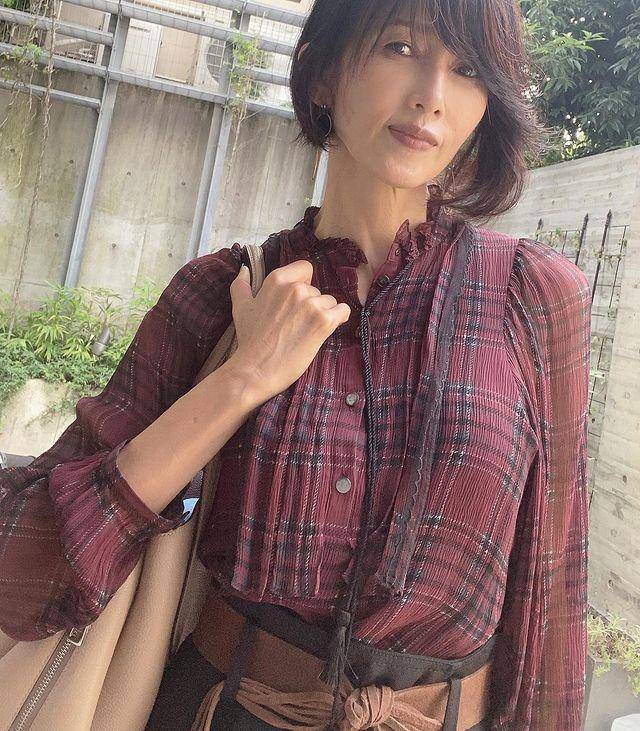 51岁工藤静香近照曝光，细腰百褶裙似少女