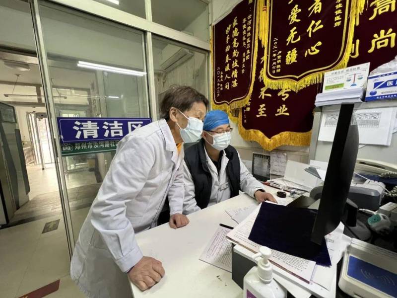 郑州80岁医者春节坚守岗位，手机24小时开机待命