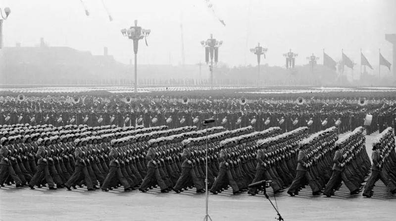 紀錄片丨1984國慶大閲兵，受閲將士威武雄壯，三段式劈槍震撼世界，永恒的軍容風採