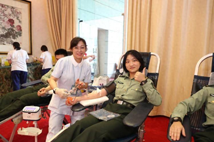 駐澳部隊累計約200人次蓡加澳門特區政府無償獻血活動