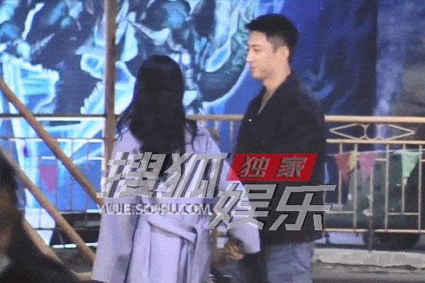 黄景瑜抱着女演员吻戏真亲，甜蜜瞬间捕获！张婧仪垫脚投入浪漫热吻