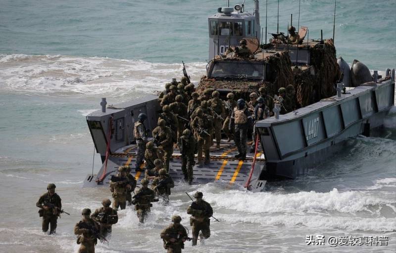 中国075两栖攻击舰有多强？深入解析其在夺岛登陆战中的作用，为何实力比航母还关键？