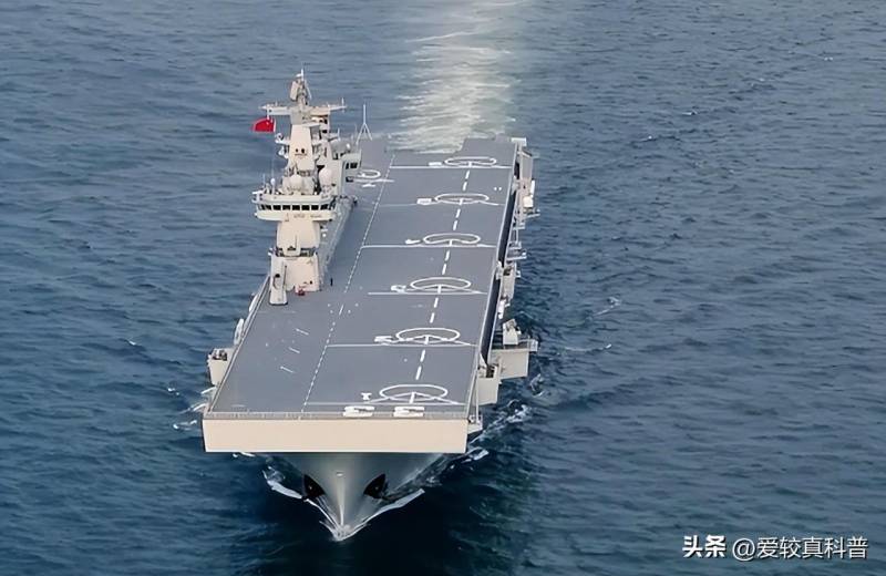 中国075两栖攻击舰有多强？深入解析其在夺岛登陆战中的作用，为何实力比航母还关键？