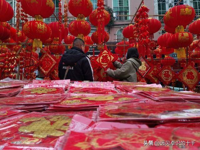 花三十将一个无人问津的纸板桶身价翻300倍，奇迹转变！往日冷门货变春节热销新品，曾经赔本的果农喜笑颜开