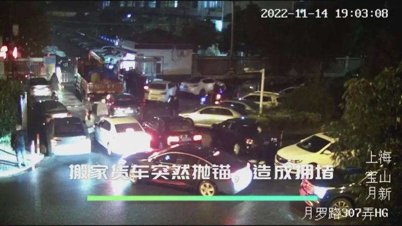 【上海温情一幕】警民合力徒手推车 疏通道路展担当
