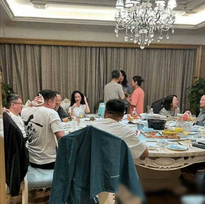 杨幂两次素颜出镜，37岁真实面貌引热议，少女感依旧？