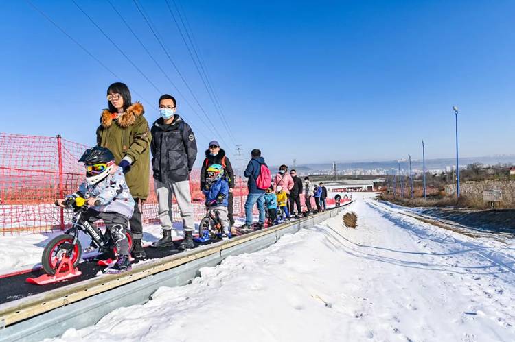 翠华山滑雪场超详细攻略，元旦假期畅享冰雪乐趣，快来收藏这份“滑雪达人”必备的旅游宝典！