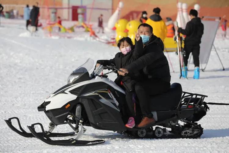 翠华山滑雪场超详细攻略，元旦假期畅享冰雪乐趣，快来收藏这份“滑雪达人”必备的旅游宝典！