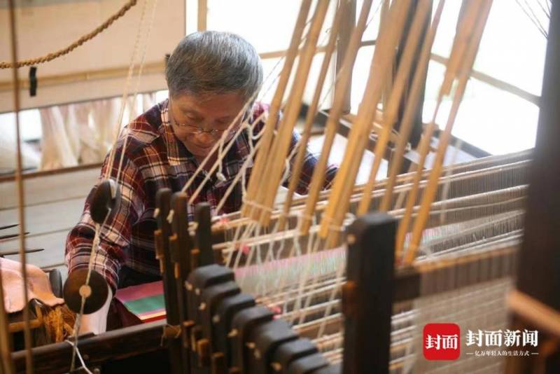 “蜀錦織造技藝煥新彩，‘神鳥’繞芙蓉 大運會獎牌綬帶詮釋匠心傳承”