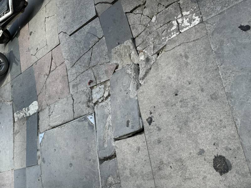济宁太白路万达广场微博视频曝光，局部地面现塌陷，网友关注维修进展滞后