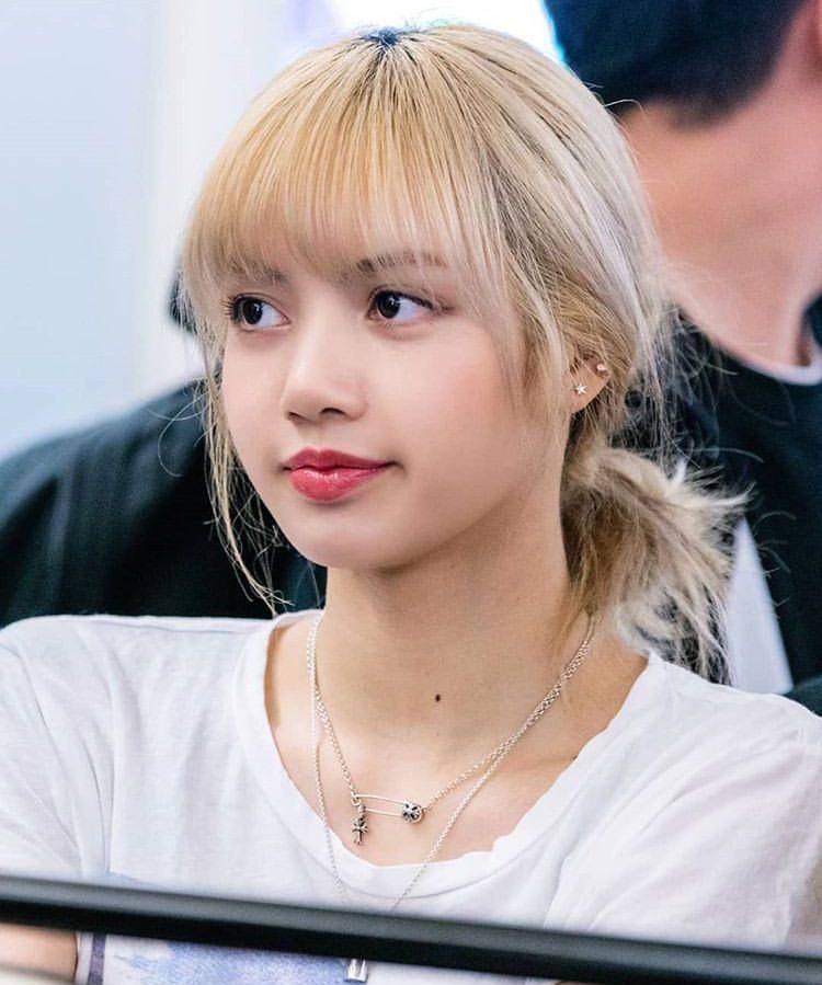 KimKardashian的微博惊现震撼言论，引发热议，随后与Blackpink的Lisa、女演员Angelababy一同遭遇短暂封禁！