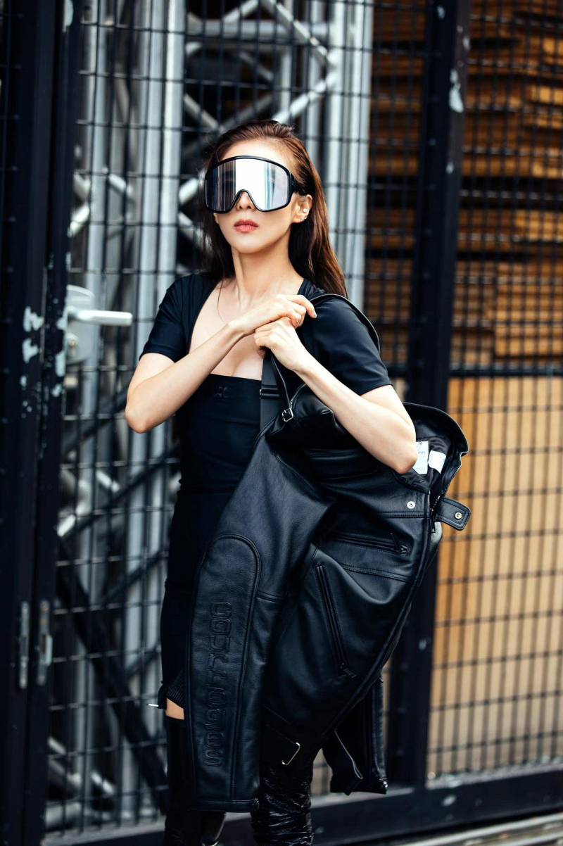 爱一个人的眼睛是不隐藏的郑海仁，37岁演绎全黑时尚，身姿丰满魅力四射
