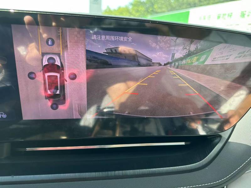 360度全景影像倒车，别克E5清晰显示，安全升级