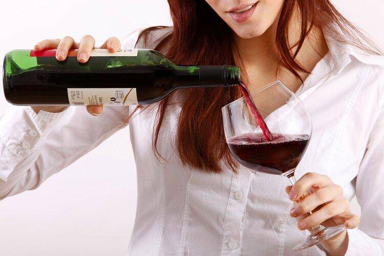 天天红酒网推荐，53岁女子每日一杯红酒，半年后血管年轻化