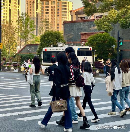上海街头巧遇陆毅鲍蕾，一家四口温馨逛街引围观