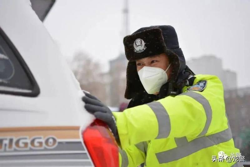 七台河交警在线，雪中守护，确保恶劣天气交通安全