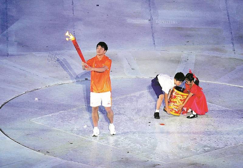 2010年广州亚运会开幕式点火仪式，重温那令人难忘的经典瞬间