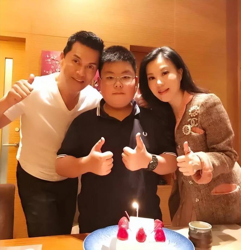 吕良伟三婚老婆杨小娟首曝光，47岁生子，婚姻幸福美满