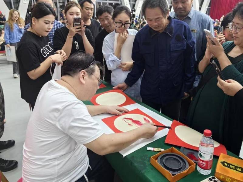 《白蘭鴿》縯唱何賽飛，深情獻聲，文化援疆情深意長