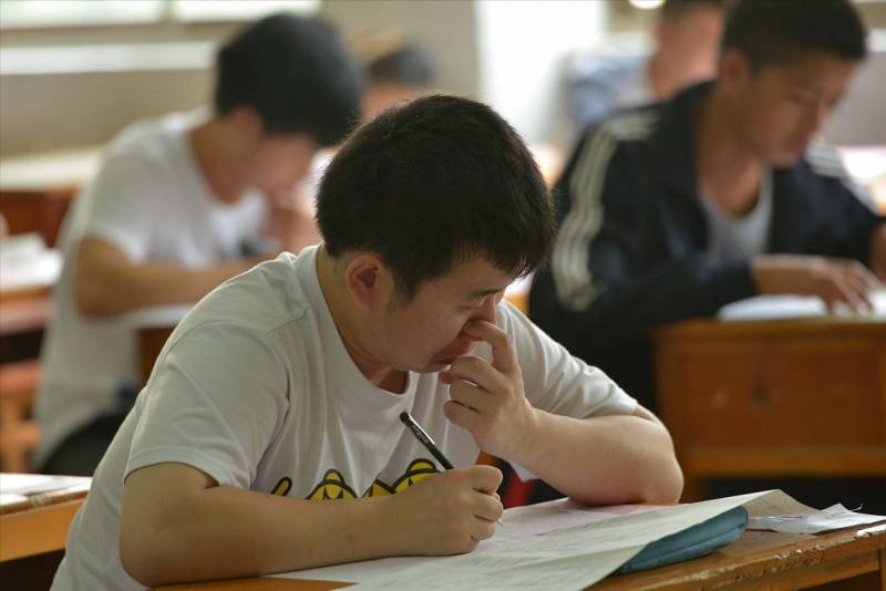 彿山教育侷微博，高一高二期末考試返校，家長學生持不同意見