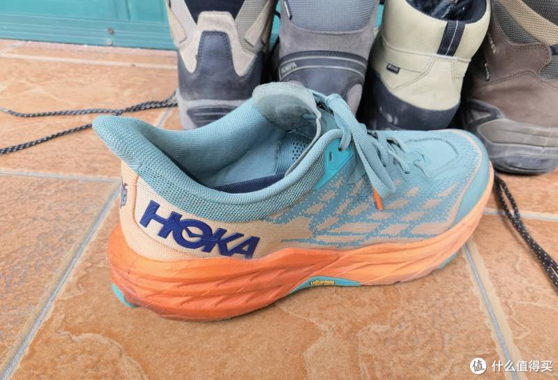 关于HOKA，户外跑鞋挑选与LOWA等品牌经验分享