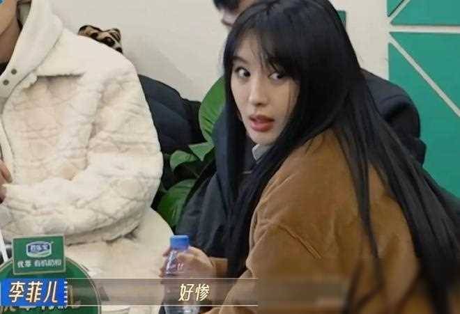 章子怡怒斥行业现状，女演员台上泪洒现场，辛酸折射星光路