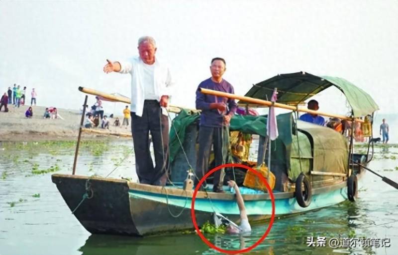 江汉商报的微博，江城清道夫，一周清理70余遗体，辛劳无人知。