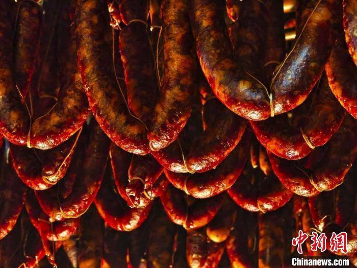 四川省達州市萬源市，老臘肉“産銷兩旺”季到來