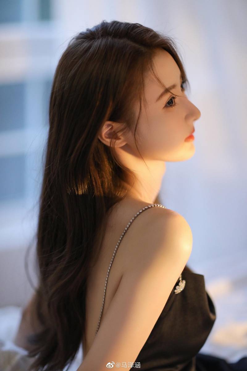 馬澤涵微博更新美照，黑裙映襯白皙肌膚盡顯優雅