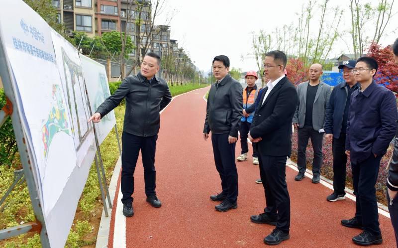 【李楚调研山水林田湖草沙，推动高质量打造示范工程】