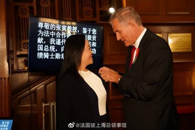 法国驻上海总领事馆微博，总领事为上海交大医学院颁发荣誉勋章