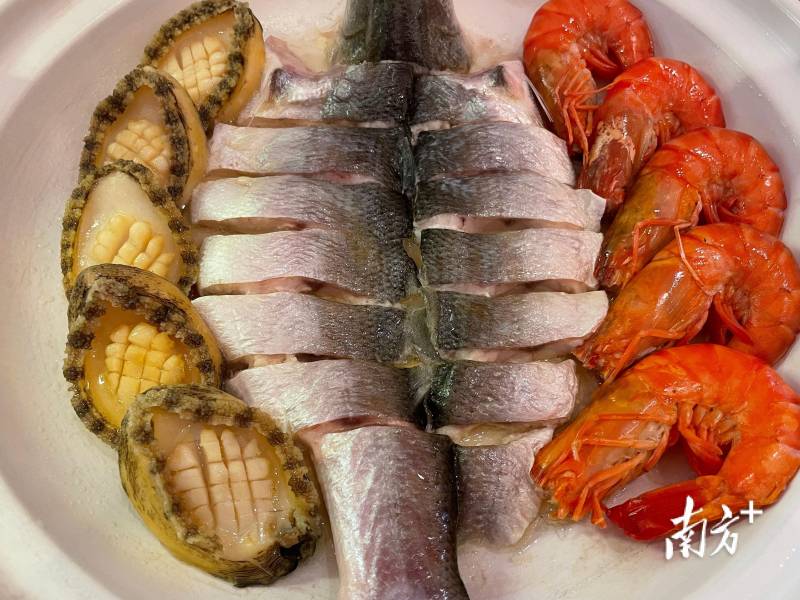 第九届湛江海鲜美食节启幕，市民大快朵颐海鲜盛宴