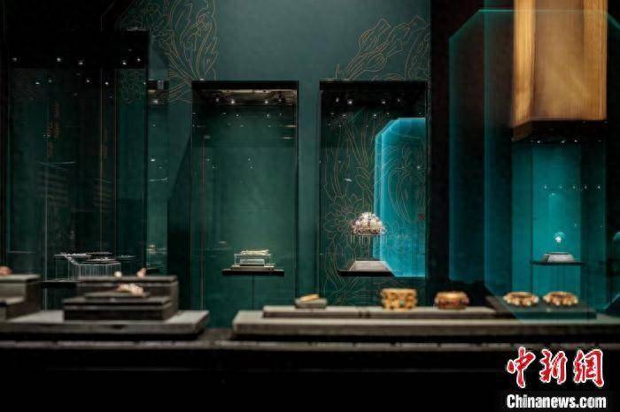 兩依藏博物館的微博，300餘件古今藝術品展成都風情