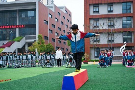 义务教育阶段学校全面推行 每日一节体育课新时代教育改革