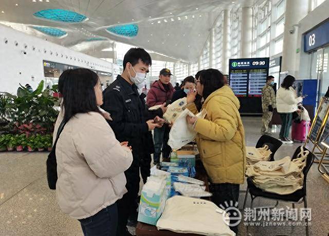 荆州机场微博，领事保护知识进机场，助力海外游子安全行