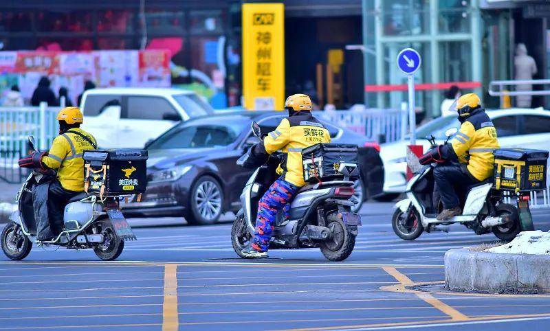 上海交警通报，美团骑手一周违法六千多起，交通违法高发引关注