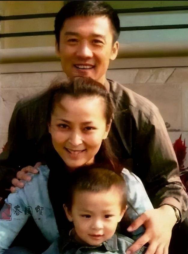 黄志忠何音离婚13年后，各自重组家庭，幸福美满