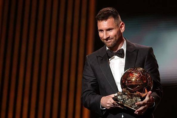 欧冠足球的微博，36岁梅西再创辉煌，第8次夺金球奖荣耀！致敬球王传奇