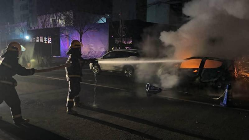 河南安陽，新能源汽車深夜起火，消防迅速撲救保安全