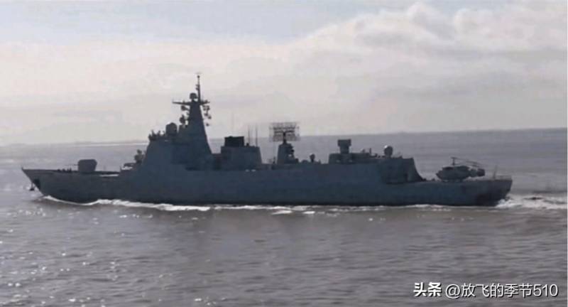 151郑州舰航拍展示，海军实力新篇章，大型驱逐舰风采