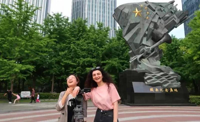 上海大學上海電影學院微博，畱學生短眡頻表白“我愛中國”，學院課堂魅力無限