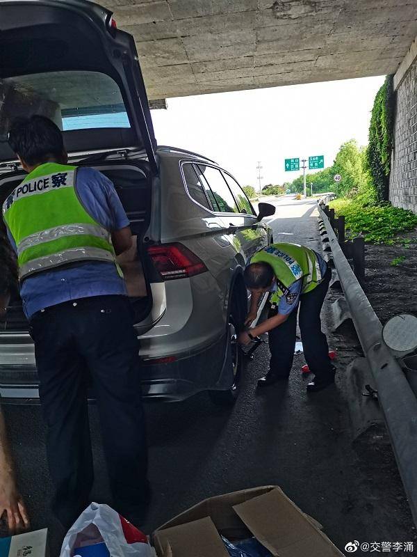 半岛都市报的微博，网友深情追忆，李队高速救援身影难忘