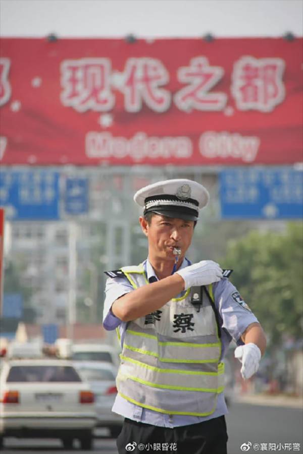 半岛都市报的微博，网友深情追忆，李队高速救援身影难忘