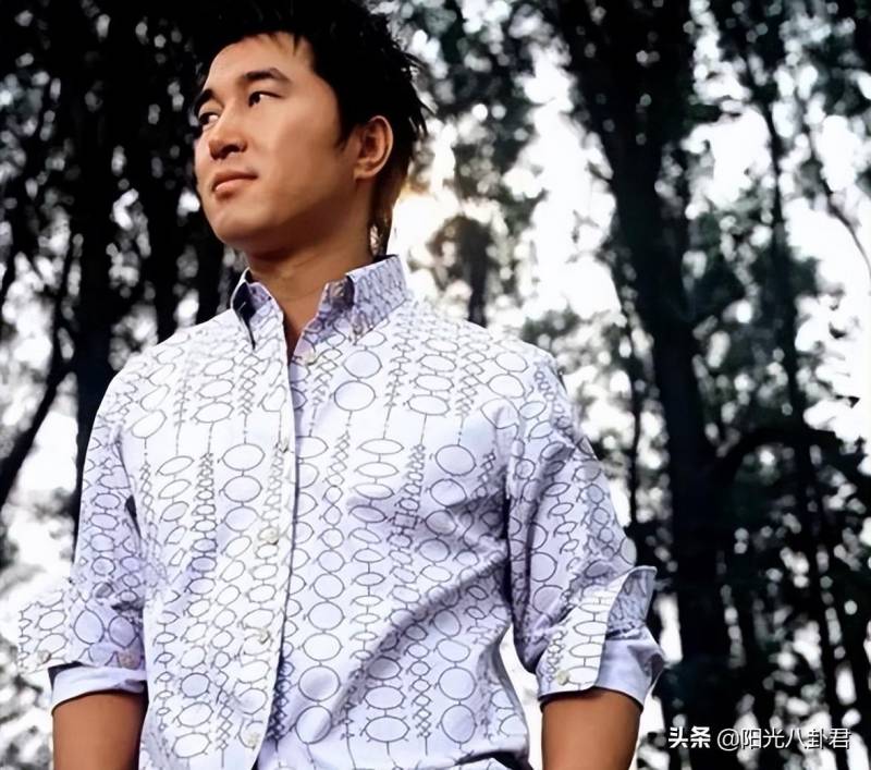 滿文軍的微博再現爭議，昔日歌手家庭風波後的複出之路