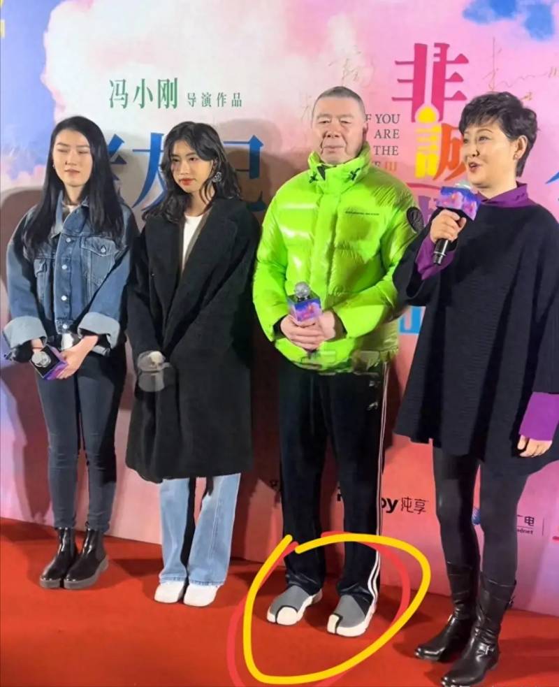 冯小刚两个女儿同框出镜，差异明显却温馨相处