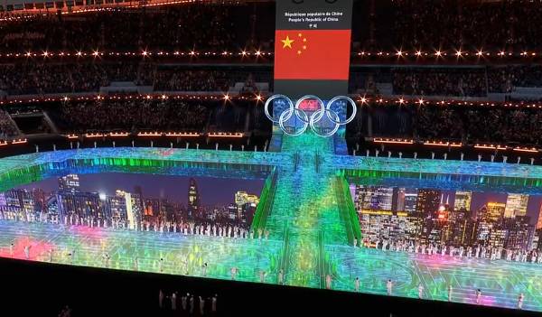 震撼登場！中國奧運會代表團出場，穀愛淩驚豔鏡頭前