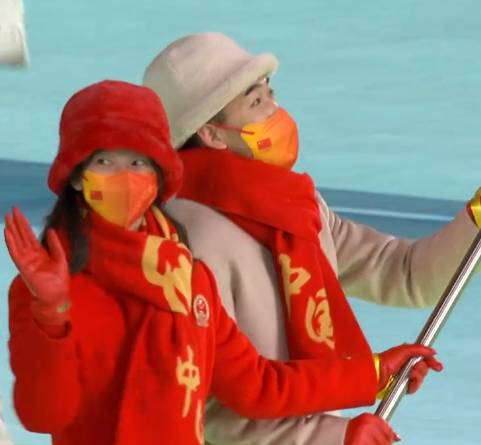 震撼登场！中国奥运会代表团出场，谷爱凌惊艳镜头前